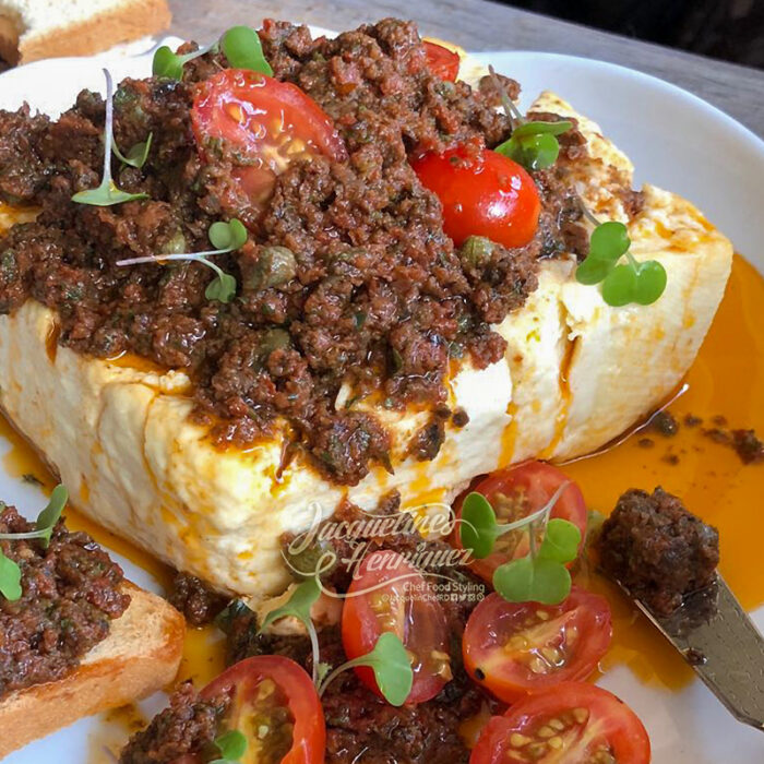 QUESO HORNEADO CON TOMATES AL TAPENADE