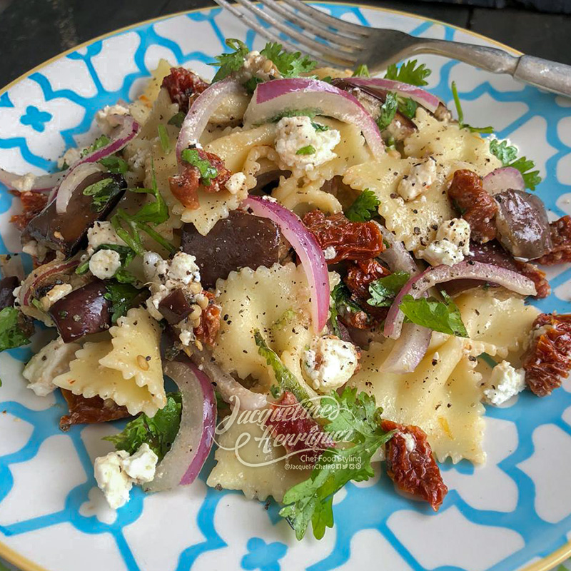 ENSALADA DE PASTA, TOMATES SECADOS AL SOL Y QUESO FETA