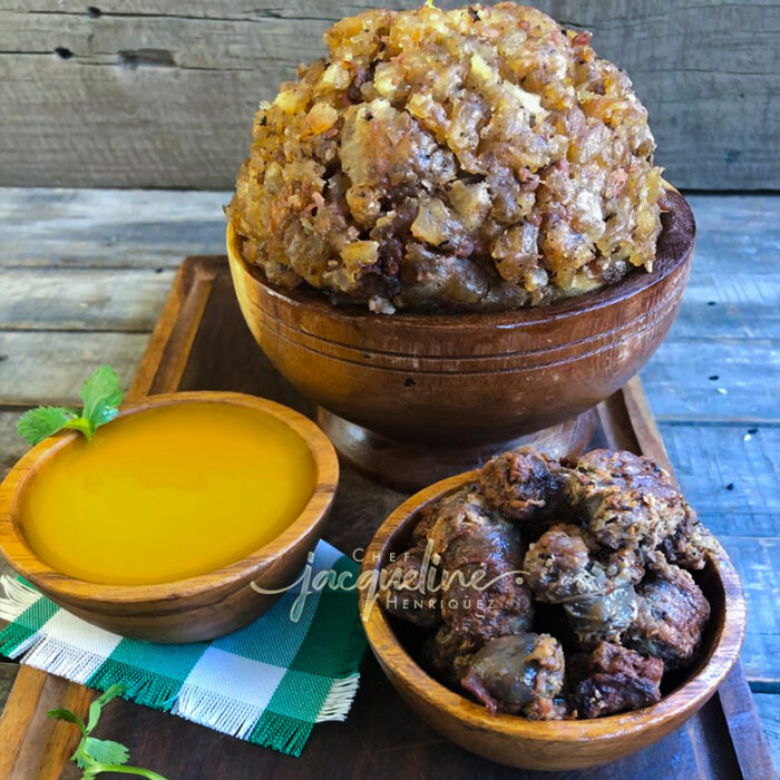 MOFONGO DE YUCA Y LONGANIZA CON CALDITO